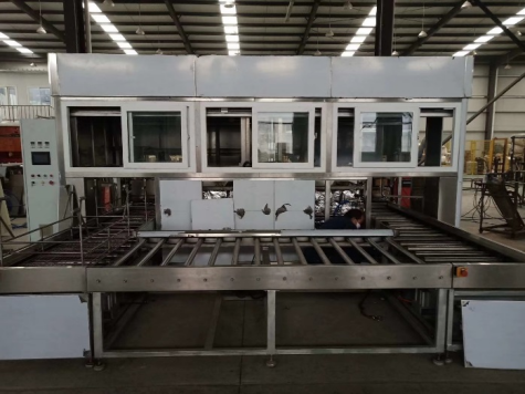 通過(guò)式高壓噴淋清洗機(jī)是一款由上海先予工業(yè)自動(dòng)化設(shè)備有限公司自行開(kāi)發(fā)制造的連續(xù)輸送式清洗設(shè)備。設(shè)備采用特制的不銹鋼鏈條或不銹鋼傳送帶來(lái)輸送工件，具有清洗、漂洗、吹水、烘干、涂油等可選功能。 The through type high-pressure spray cleaning machine is a continuous conveying cleaning equipment developed and manufactured by Shanghai Xianyu Industrial Autom